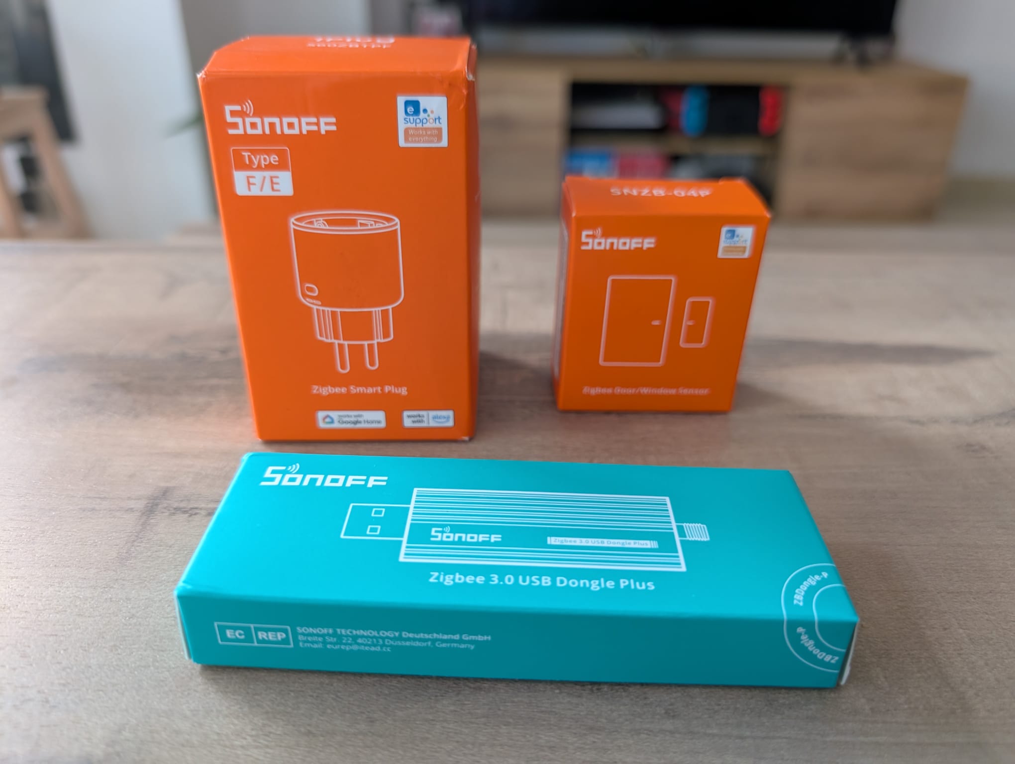 ZBDONGLE-E coordinator alongside the SNZB-04P door sensor and S60ZBTPF smart plug